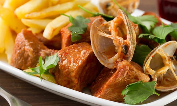 Carne de porco à alentejana