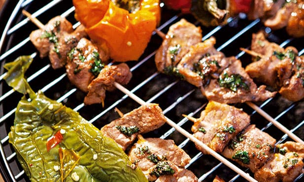 Espetadas de porco com salada
