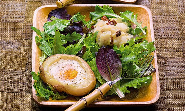 Batata assada com ninho de ovos