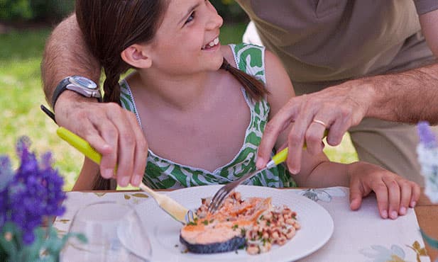 Salmão com salada de feijão-frade