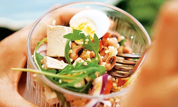 Salada de feijão-frade com tofu