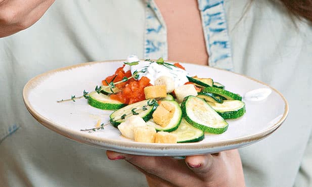 Courgette e tomate salteados