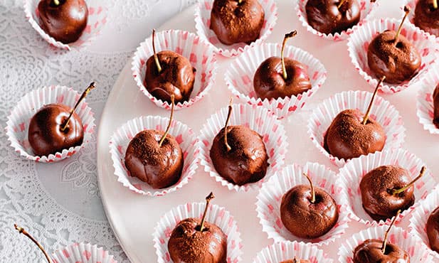 Trufas de chocolate, ginjinha e cereja
