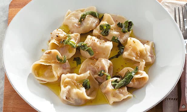 Tortellini com presunto e mozzarella