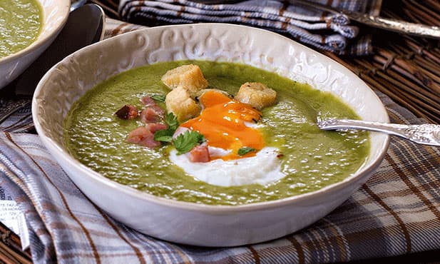 Sopa de ervilhas com ovo escalfado