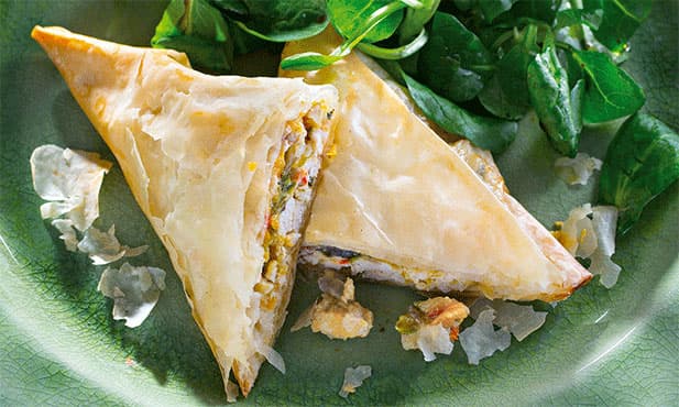 Triângulos de filo com frango