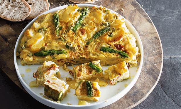 Tortilha de batata com espargos verdes