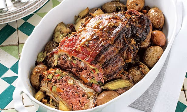 Carne assada recheada com legumes
