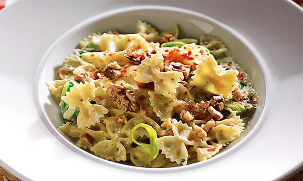 Farfalle com alho-francês e noz