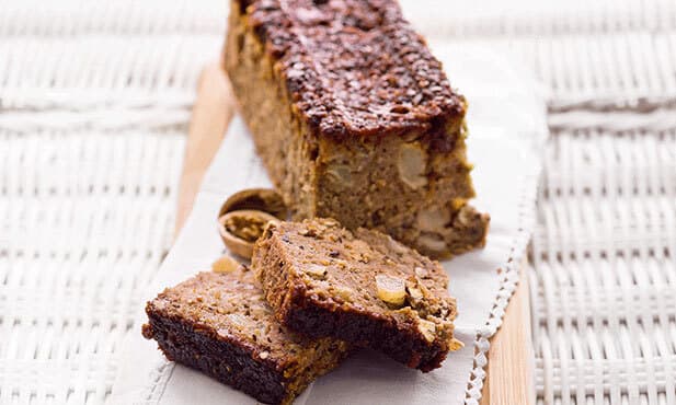 Bolo de cereais, pêra e nozes