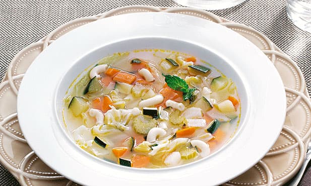 Caldo de legumes com hortelã