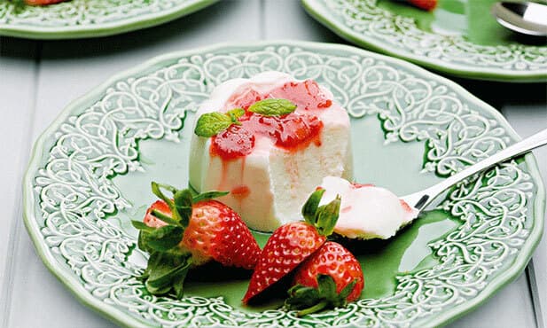 Gelatina de amêndoa com morangos