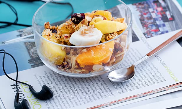 Taça de fruta com granola