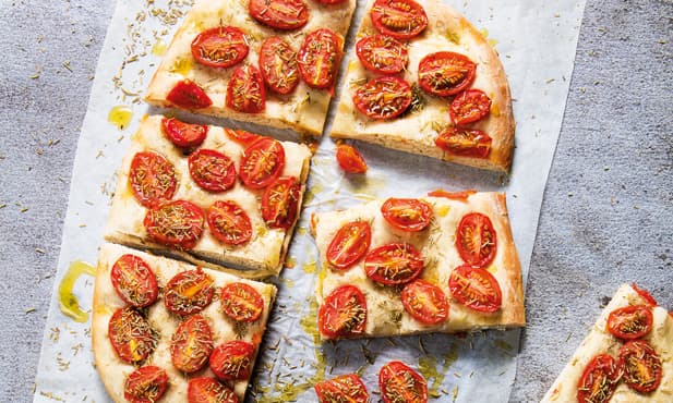 Focaccia com alecrim e tomate