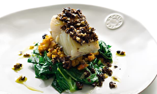 Bacalhau assado com migas e azeitonas