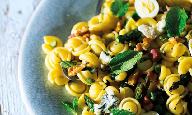 Cappelletti com espargos verdes e...
