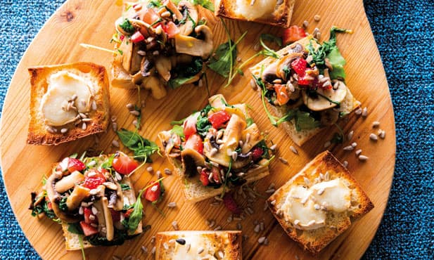 Tostas de cogumelos e rúcula