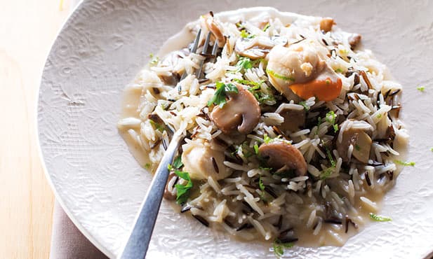 Arroz selvagem de cogumelos e vieiras