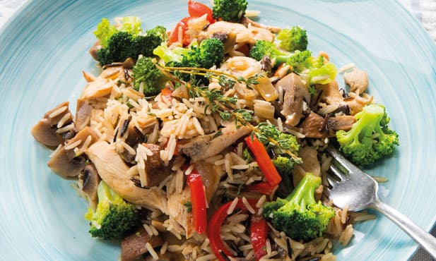 Arroz selvagem de frango com legumes