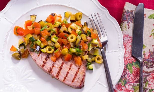 Atum grelhado com caponata