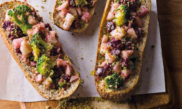 Tosta com legumes e farofa