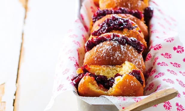 Bolas de Berlim com compota de cerejas