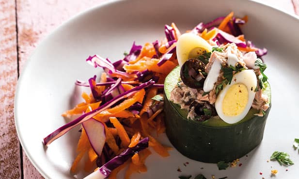 Caixas de pepino com atum