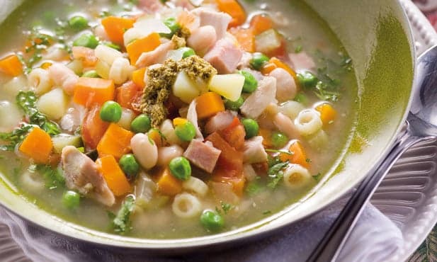 Caldo de legumes com pesto