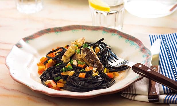 Linguine negro com sardinhas