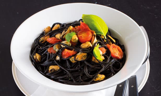 Linguine preto com mexilhão