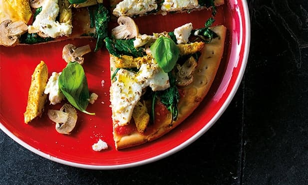 Pizza de cogumelos e frango com...