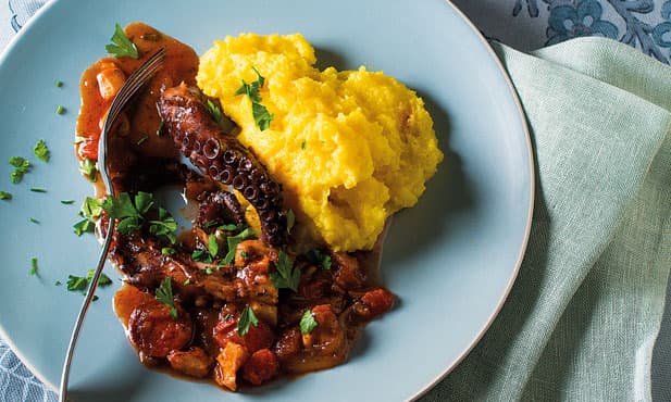 Polvo com vinho tinto e polenta