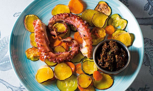 Polvo grelhado com chips de legumes