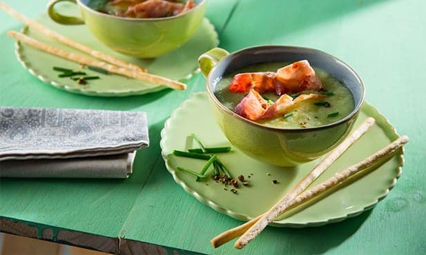 Sopa de meloa com chips de presunto