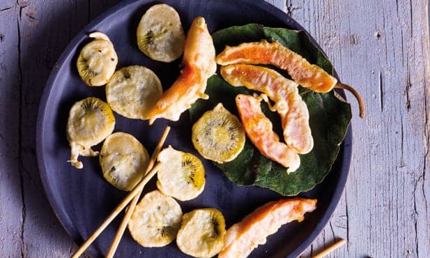 Tempura de kiwi e papaia