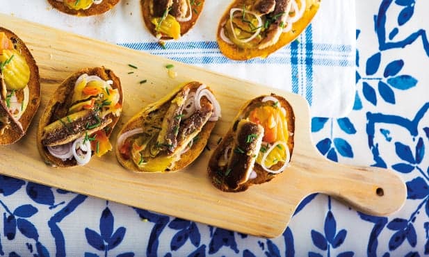 Tostas de sardinhas e pickles