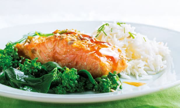 Salmão marinado com arroz