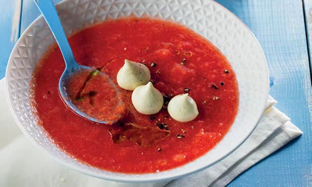 Sopa de melancia com suspiro de...