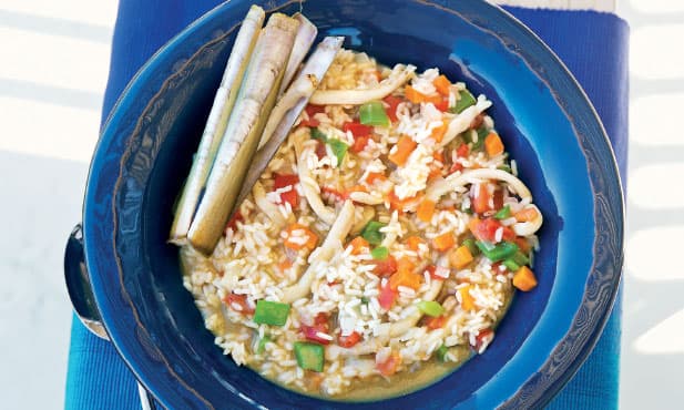 Arroz colorido de lingueirão