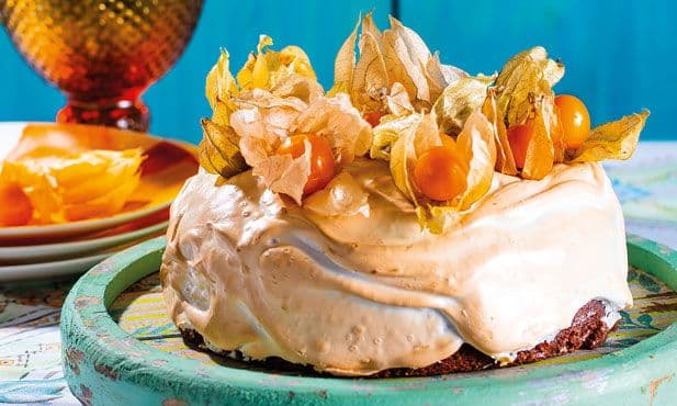Bolo merengado de noz e physalis
