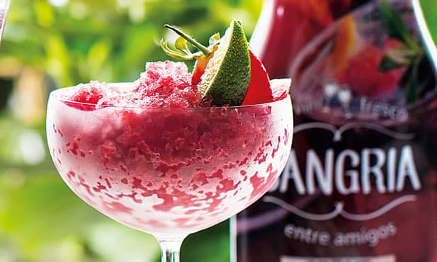 Cocktail gelado de sangria com morango