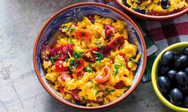 Ovos mexidos com linguiça e tomate