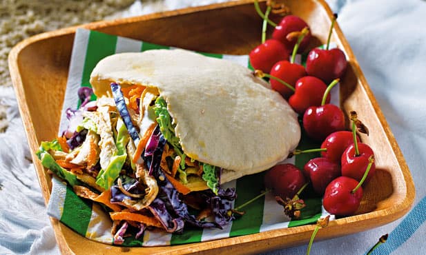 Pita recheada com salada de frango