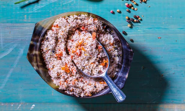 Sal aromatizado com alho, tomate e...