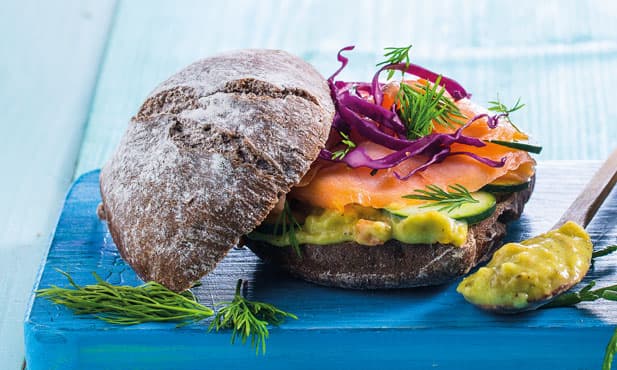 Sandes de salmão e guacamole