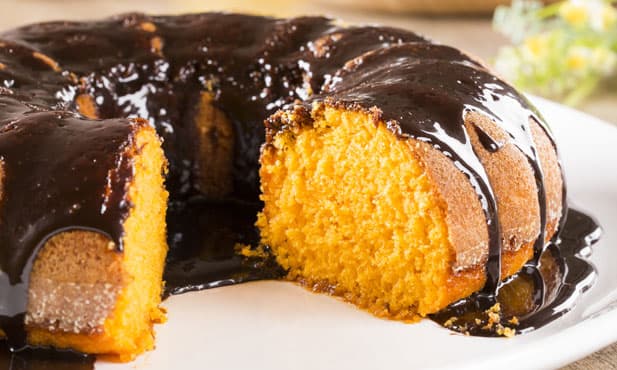 Bolo de cenoura com cobertura de...