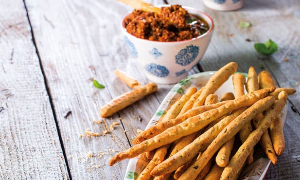 Gressinos de ervas com dip de tomate...