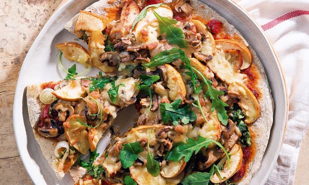 Pizza de peru com maçã e rúcula