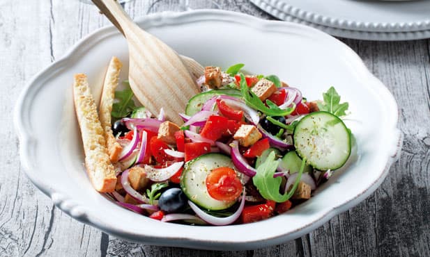 Salada fresca com tofu marinado