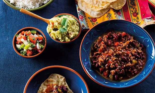 Chili, tacos e tortilhas com guacamole